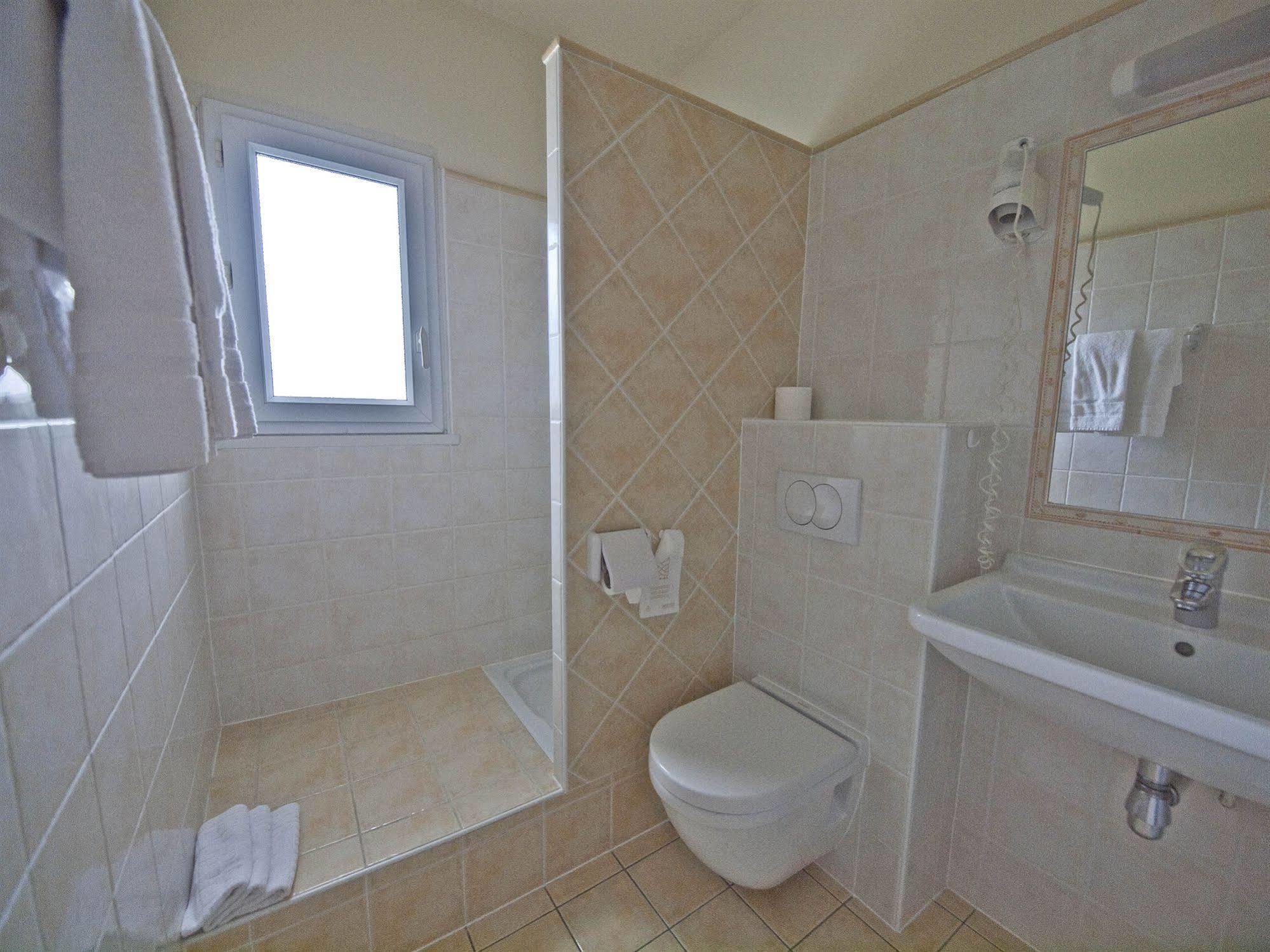 Hotel Les Oliviers Fayence Buitenkant foto